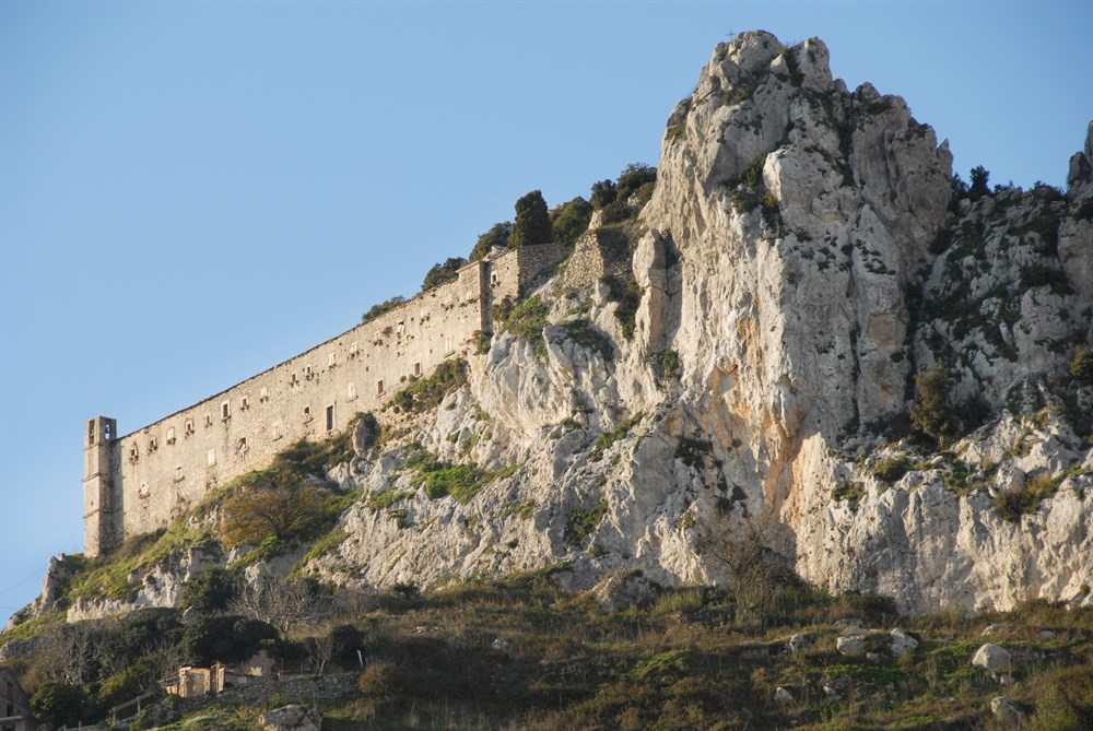 img:https://www.thethinkingtraveller.com/Media/Resized/SICILY%20local%20areas/Castles%20Slideshow/1000/TTT_Sicily_Castello_di_Caltabellotta%20(1)e.JPG