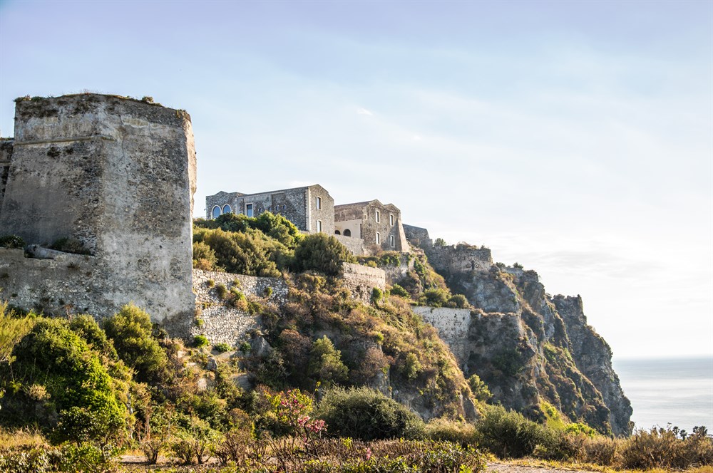 img:https://www.thethinkingtraveller.com/Media/Resized/SICILY%20local%20areas/Castles%20Slideshow/1000/TTT_Sicily_Milazzo%20(2).jpg