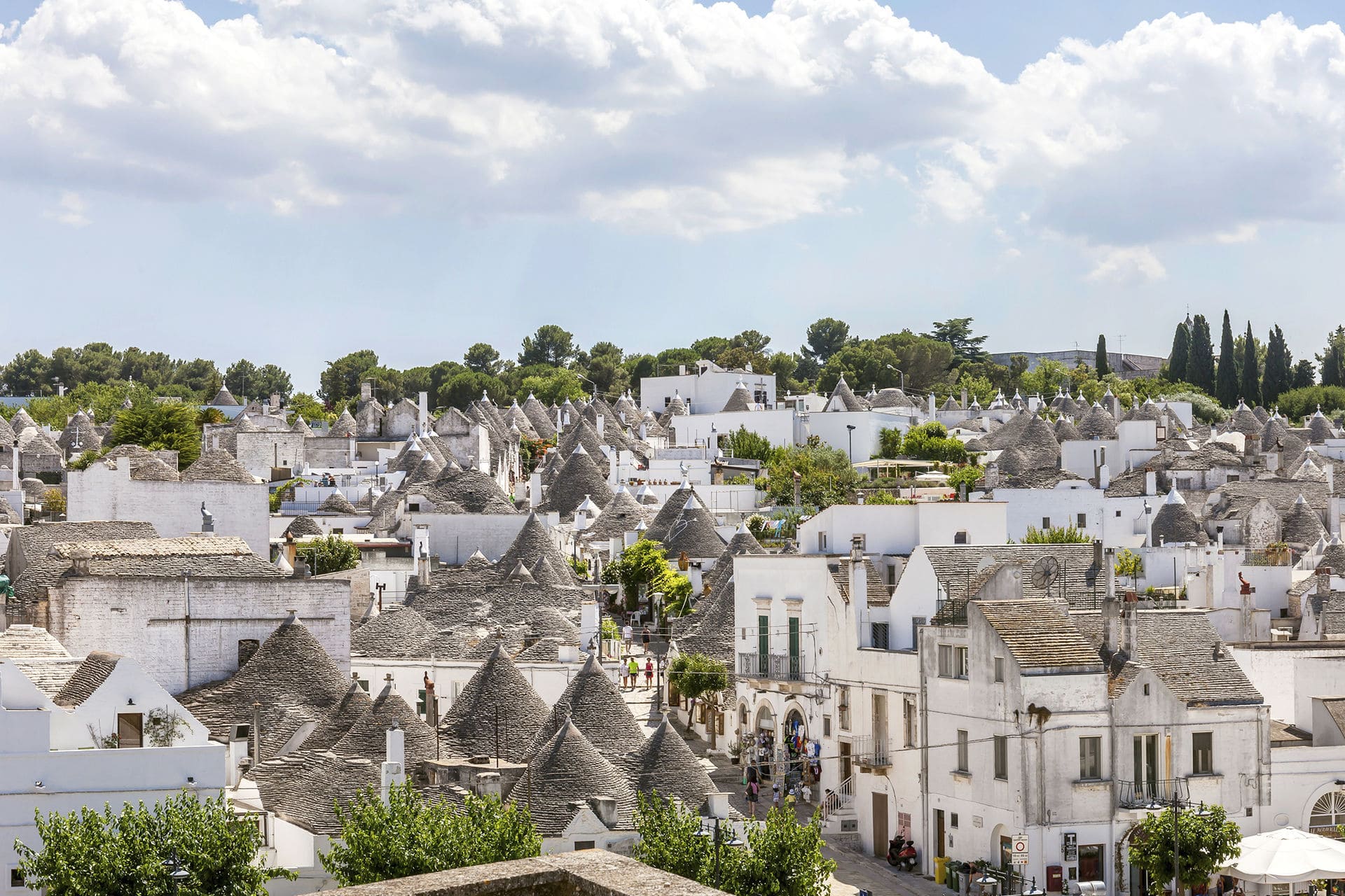 img:https://www.thethinkingtraveller.com/media/Blog%20Images/18%20FEB%202025/20%20best%20things%20to%20do%20in%20Puglia/Aberobello.jpg