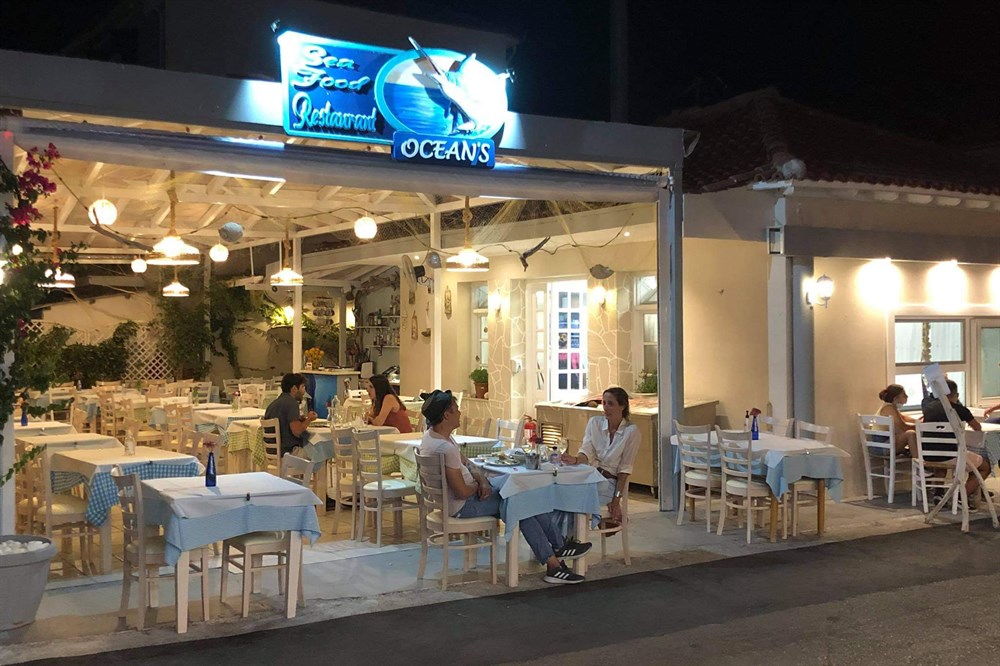 img:https://www.thethinkingtraveller.com/media/Resized/Greece%20Local%20Areas/Lefkada%20General%20Pictures/1000/Lefkada_Oceans_Restaurant_AUG21_01.jpg