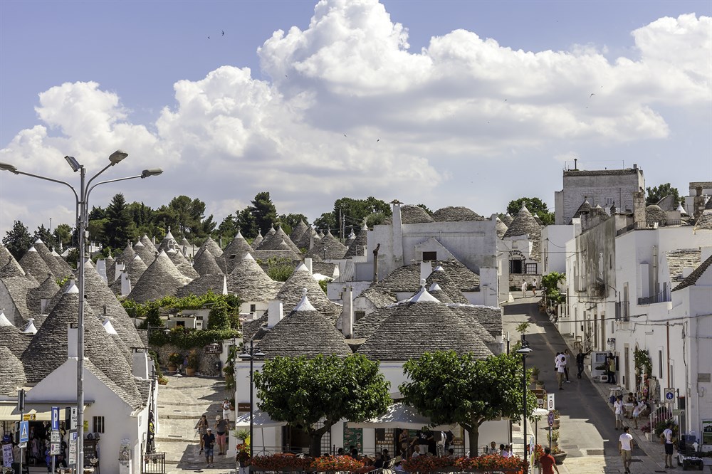 img:https://www.thethinkingtraveller.com/media/Resized/PUGLIA%20local%20areas/Alberobello/1000/Think_Puglia_Aberobello_16_LR_01.jpg