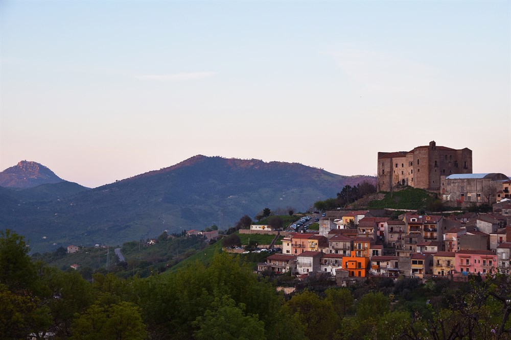 img:https://www.thethinkingtraveller.com/media/Resized/SICILY%20local%20areas/Castelbuono/1000/DSC_0352.jpg