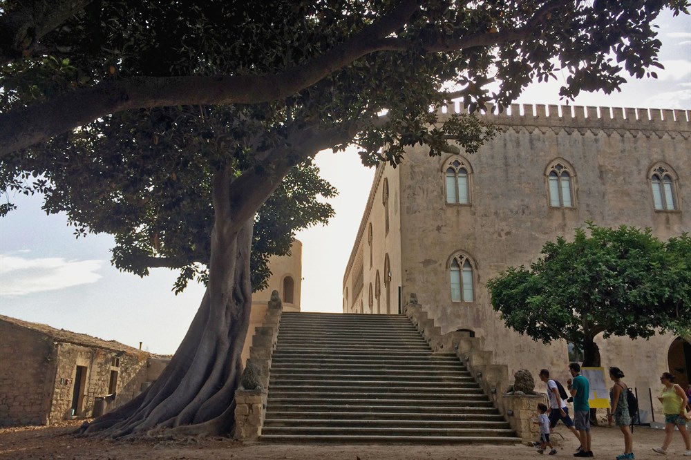 img:https://www.thethinkingtraveller.com/media/Resized/SICILY%20local%20areas/Castles%20Slideshow/1000/Castello%20di%20Donnafugata_Edited.jpg